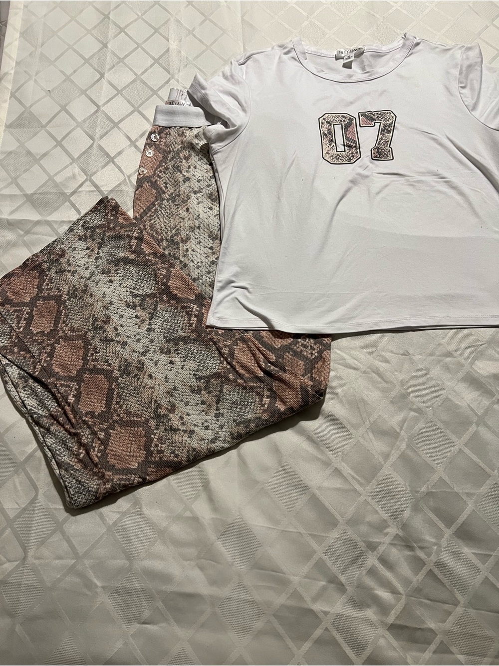 XL White Graphic Tee with Snake Print Pajamas Loungewear 2 piece set.